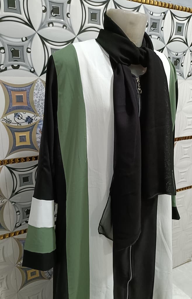 Front Open Green Contrast Patti With Full Length Chain thumbnail 3