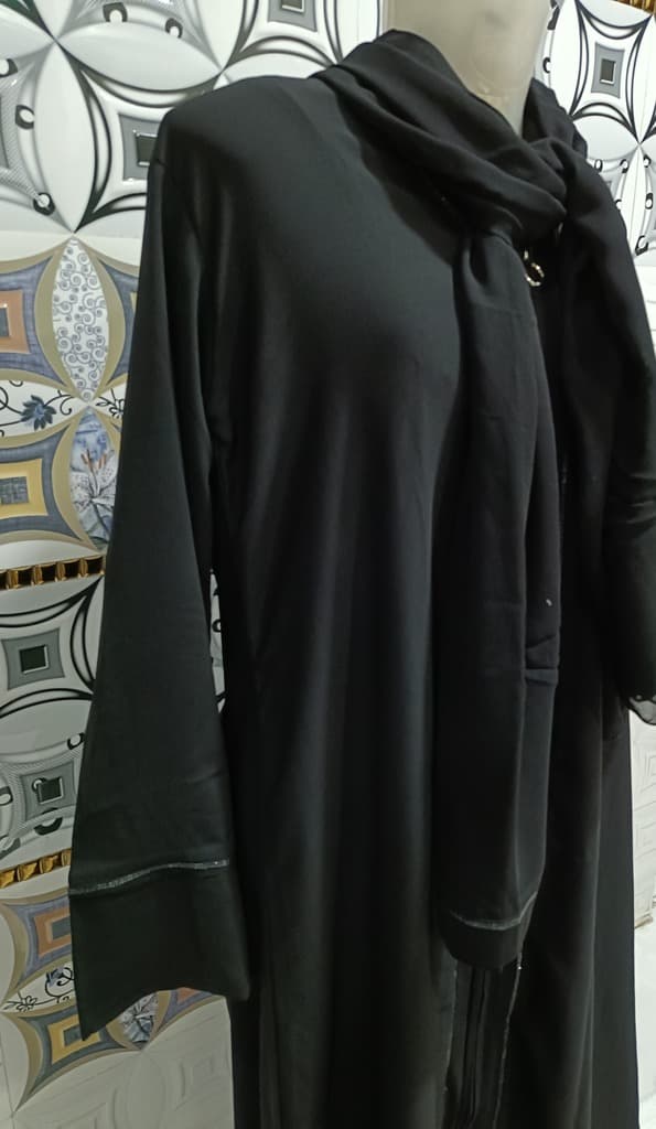 Front Open Black Sheet Abaya With Full Length Chain thumbnail 3