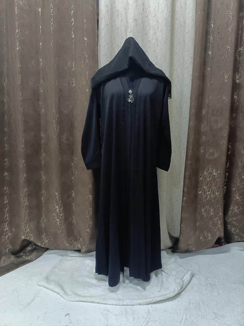 Black Shrug Abaya With Brooch In Tik Tok Fabric thumbnail 2